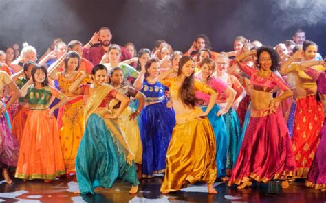  Concert-Spectacle Zoya's Bollywood Rhapsody: Une Explosion de Musique et de Danse !