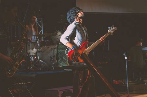 Le Concert Électrique de Ollynn : Musique Pop Thaïlandaise et Danse Dynamique